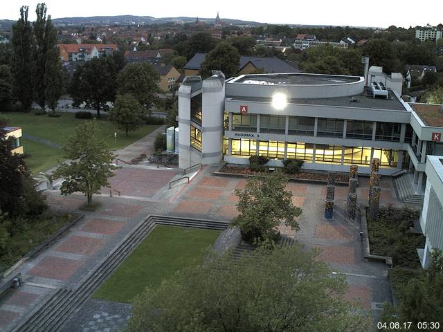 Foto der Webcam: Verwaltungsgebäude, Innenhof mit Audimax, Hörsaal-Gebäude 1