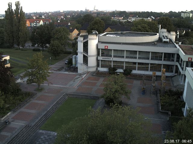 Foto der Webcam: Verwaltungsgebäude, Innenhof mit Audimax, Hörsaal-Gebäude 1