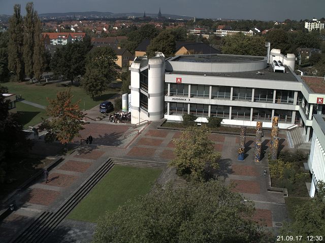 Foto der Webcam: Verwaltungsgebäude, Innenhof mit Audimax, Hörsaal-Gebäude 1