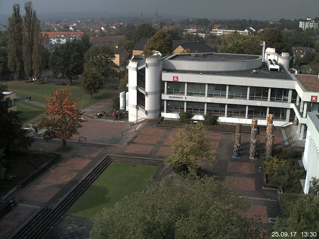 Foto der Webcam: Verwaltungsgebäude, Innenhof mit Audimax, Hörsaal-Gebäude 1