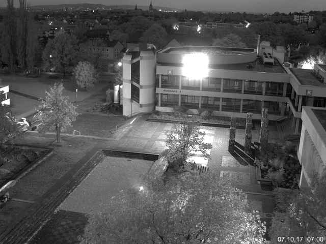 Foto der Webcam: Verwaltungsgebäude, Innenhof mit Audimax, Hörsaal-Gebäude 1