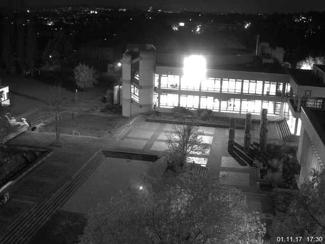 Foto der Webcam: Verwaltungsgebäude, Innenhof mit Audimax, Hörsaal-Gebäude 1