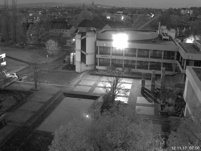 Foto der Webcam: Verwaltungsgebäude, Innenhof mit Audimax, Hörsaal-Gebäude 1