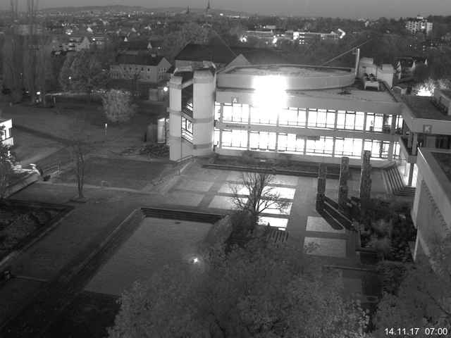 Foto der Webcam: Verwaltungsgebäude, Innenhof mit Audimax, Hörsaal-Gebäude 1