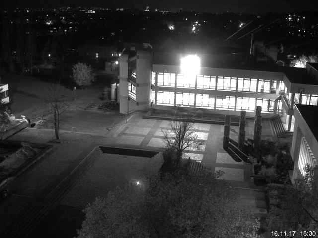 Foto der Webcam: Verwaltungsgebäude, Innenhof mit Audimax, Hörsaal-Gebäude 1