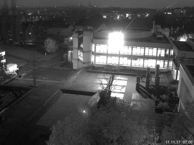 Foto der Webcam: Verwaltungsgebäude, Innenhof mit Audimax, Hörsaal-Gebäude 1