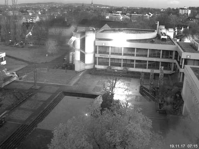 Foto der Webcam: Verwaltungsgebäude, Innenhof mit Audimax, Hörsaal-Gebäude 1