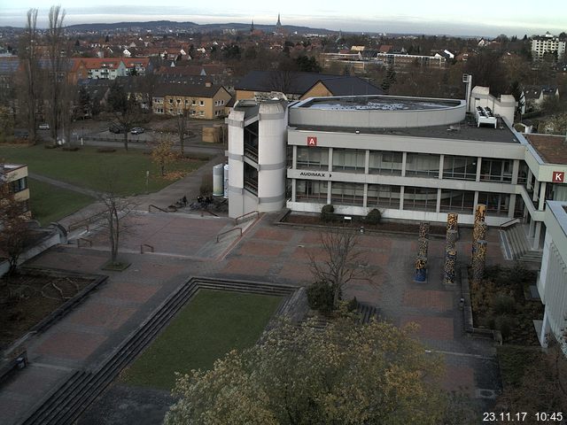 Foto der Webcam: Verwaltungsgebäude, Innenhof mit Audimax, Hörsaal-Gebäude 1