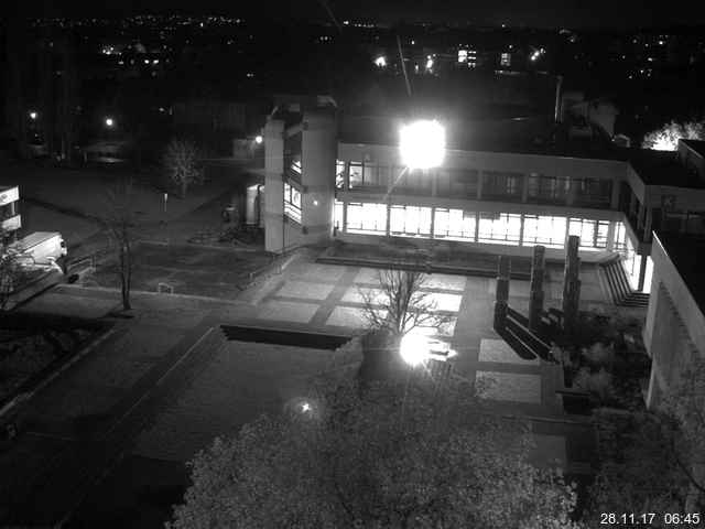 Foto der Webcam: Verwaltungsgebäude, Innenhof mit Audimax, Hörsaal-Gebäude 1