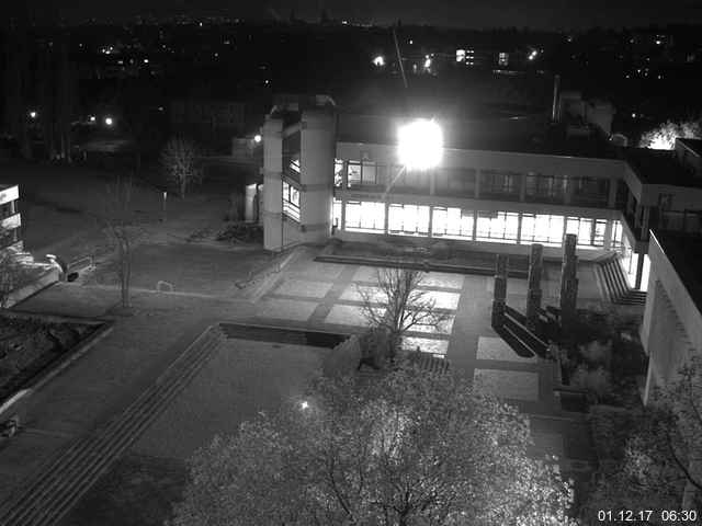 Foto der Webcam: Verwaltungsgebäude, Innenhof mit Audimax, Hörsaal-Gebäude 1