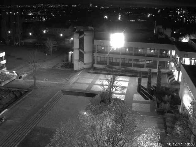 Foto der Webcam: Verwaltungsgebäude, Innenhof mit Audimax, Hörsaal-Gebäude 1