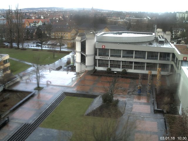 Foto der Webcam: Verwaltungsgebäude, Innenhof mit Audimax, Hörsaal-Gebäude 1