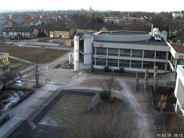 Foto der Webcam: Verwaltungsgebäude, Innenhof mit Audimax, Hörsaal-Gebäude 1