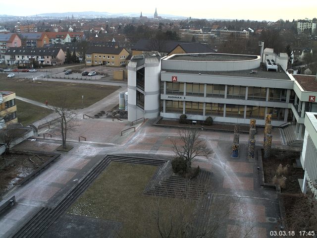 Foto der Webcam: Verwaltungsgebäude, Innenhof mit Audimax, Hörsaal-Gebäude 1