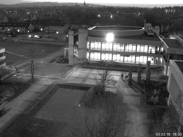 Foto der Webcam: Verwaltungsgebäude, Innenhof mit Audimax, Hörsaal-Gebäude 1