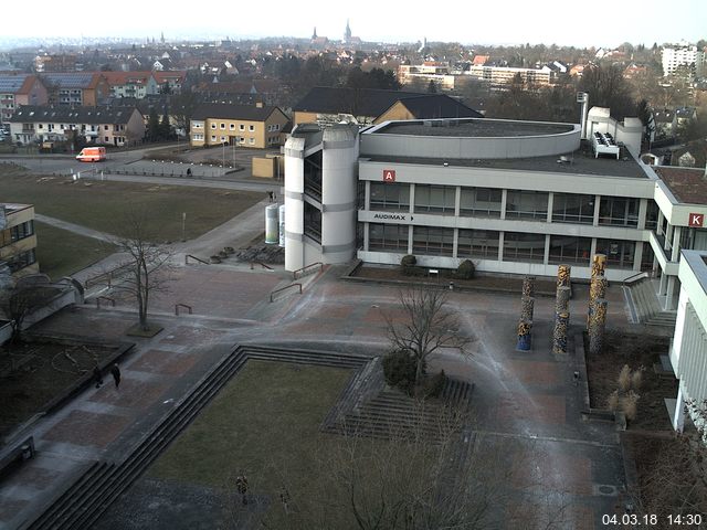 Foto der Webcam: Verwaltungsgebäude, Innenhof mit Audimax, Hörsaal-Gebäude 1