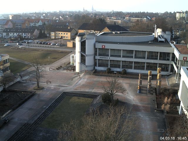 Foto der Webcam: Verwaltungsgebäude, Innenhof mit Audimax, Hörsaal-Gebäude 1