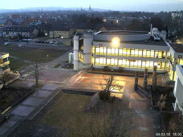 Foto der Webcam: Verwaltungsgebäude, Innenhof mit Audimax, Hörsaal-Gebäude 1