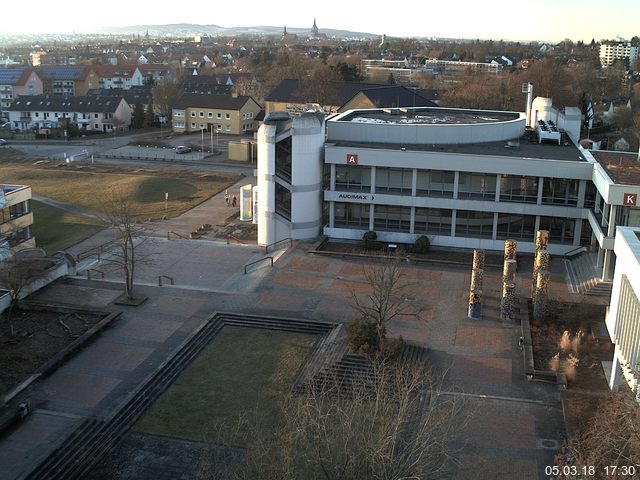 Foto der Webcam: Verwaltungsgebäude, Innenhof mit Audimax, Hörsaal-Gebäude 1