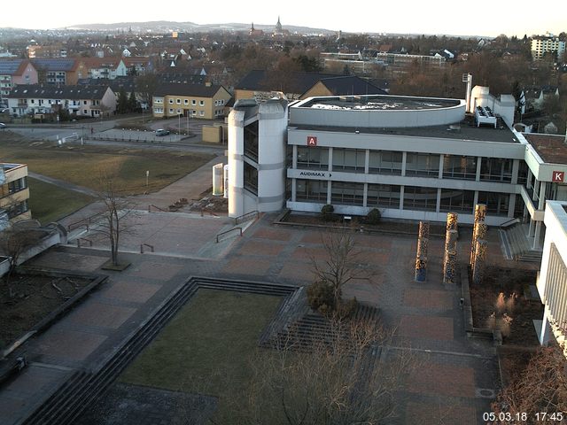 Foto der Webcam: Verwaltungsgebäude, Innenhof mit Audimax, Hörsaal-Gebäude 1