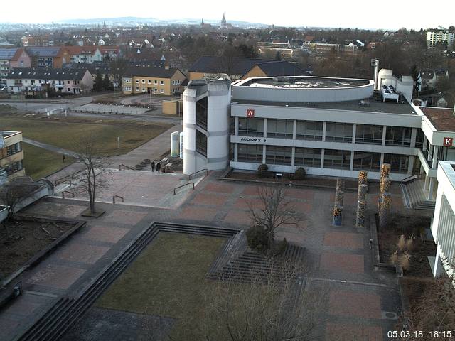 Foto der Webcam: Verwaltungsgebäude, Innenhof mit Audimax, Hörsaal-Gebäude 1