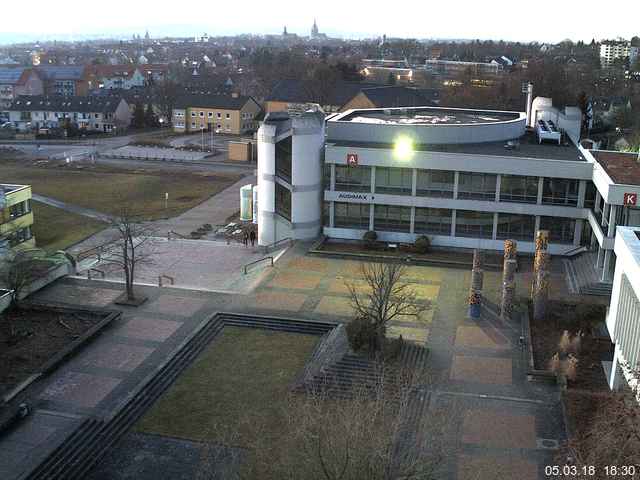 Foto der Webcam: Verwaltungsgebäude, Innenhof mit Audimax, Hörsaal-Gebäude 1