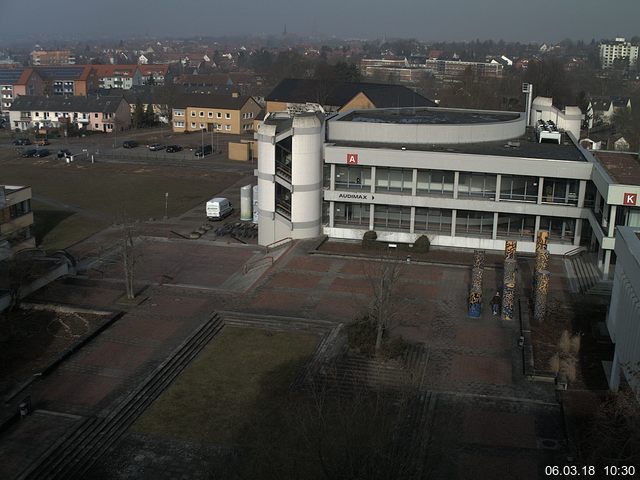 Foto der Webcam: Verwaltungsgebäude, Innenhof mit Audimax, Hörsaal-Gebäude 1