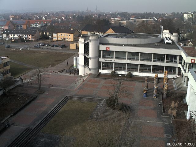 Foto der Webcam: Verwaltungsgebäude, Innenhof mit Audimax, Hörsaal-Gebäude 1