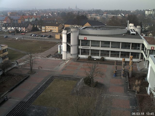 Foto der Webcam: Verwaltungsgebäude, Innenhof mit Audimax, Hörsaal-Gebäude 1