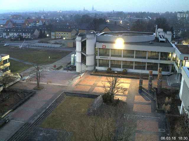 Foto der Webcam: Verwaltungsgebäude, Innenhof mit Audimax, Hörsaal-Gebäude 1