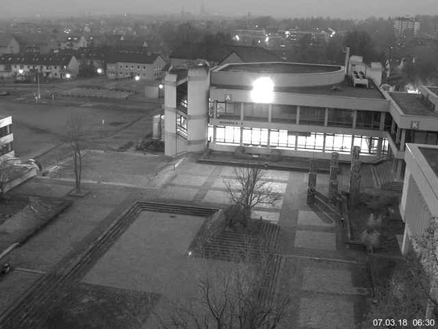 Foto der Webcam: Verwaltungsgebäude, Innenhof mit Audimax, Hörsaal-Gebäude 1