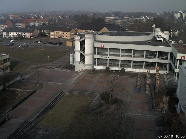 Foto der Webcam: Verwaltungsgebäude, Innenhof mit Audimax, Hörsaal-Gebäude 1