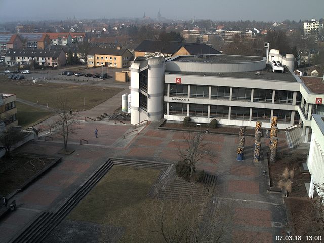 Foto der Webcam: Verwaltungsgebäude, Innenhof mit Audimax, Hörsaal-Gebäude 1