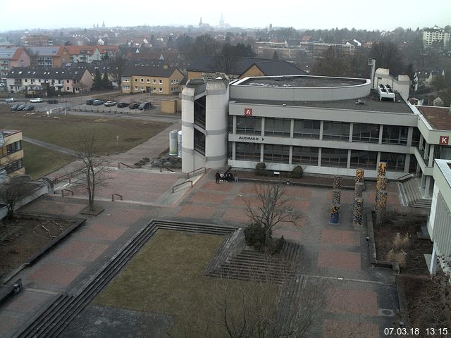 Foto der Webcam: Verwaltungsgebäude, Innenhof mit Audimax, Hörsaal-Gebäude 1