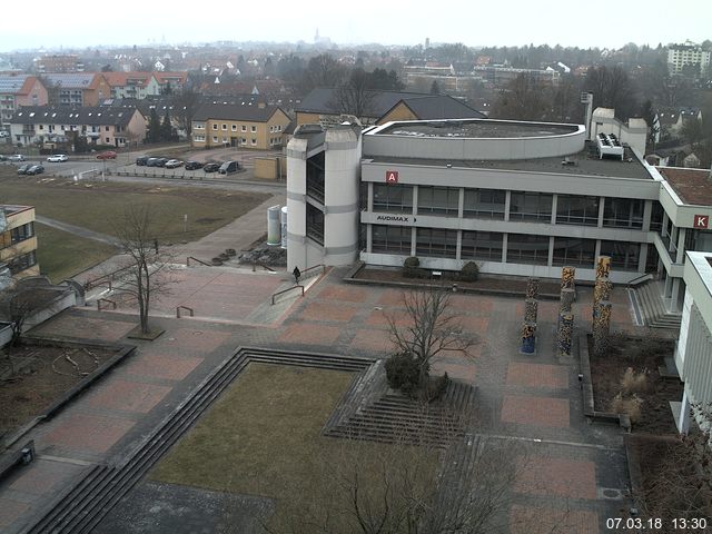 Foto der Webcam: Verwaltungsgebäude, Innenhof mit Audimax, Hörsaal-Gebäude 1