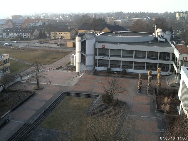 Foto der Webcam: Verwaltungsgebäude, Innenhof mit Audimax, Hörsaal-Gebäude 1