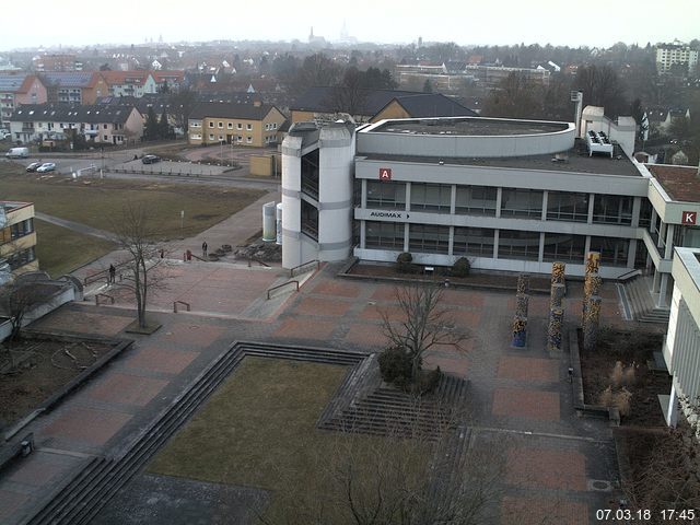 Foto der Webcam: Verwaltungsgebäude, Innenhof mit Audimax, Hörsaal-Gebäude 1