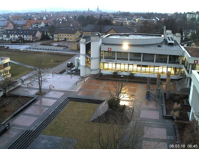 Foto der Webcam: Verwaltungsgebäude, Innenhof mit Audimax, Hörsaal-Gebäude 1