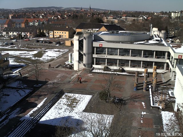 Foto der Webcam: Verwaltungsgebäude, Innenhof mit Audimax, Hörsaal-Gebäude 1