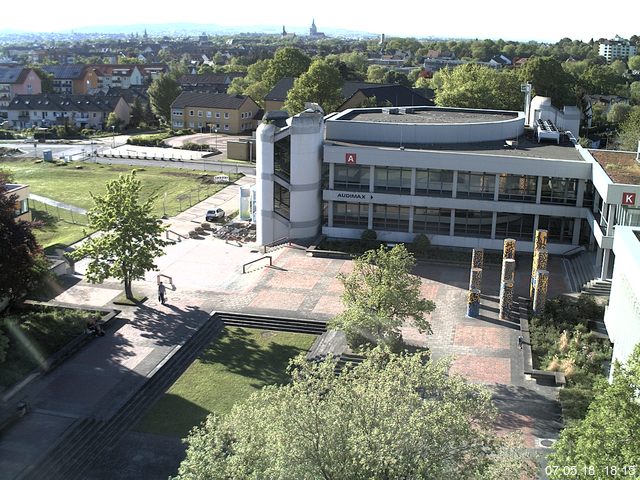 Foto der Webcam: Verwaltungsgebäude, Innenhof mit Audimax, Hörsaal-Gebäude 1