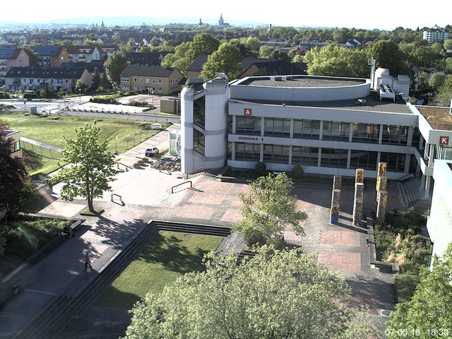 Foto der Webcam: Verwaltungsgebäude, Innenhof mit Audimax, Hörsaal-Gebäude 1