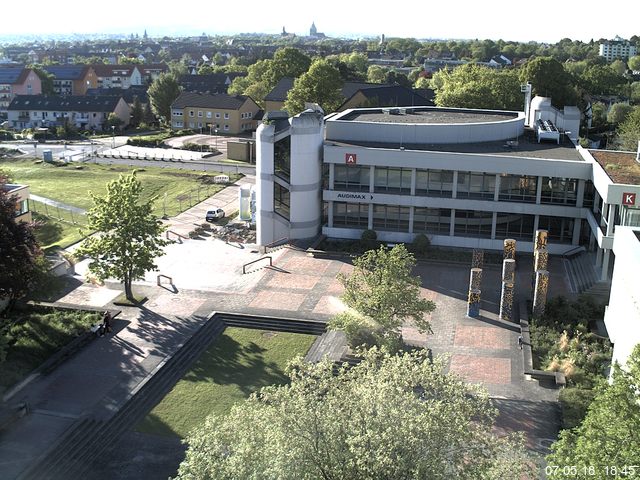 Foto der Webcam: Verwaltungsgebäude, Innenhof mit Audimax, Hörsaal-Gebäude 1