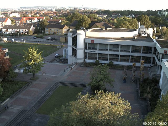 Foto der Webcam: Verwaltungsgebäude, Innenhof mit Audimax, Hörsaal-Gebäude 1