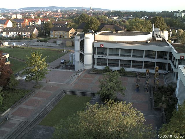 Foto der Webcam: Verwaltungsgebäude, Innenhof mit Audimax, Hörsaal-Gebäude 1