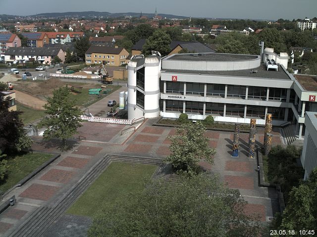 Foto der Webcam: Verwaltungsgebäude, Innenhof mit Audimax, Hörsaal-Gebäude 1