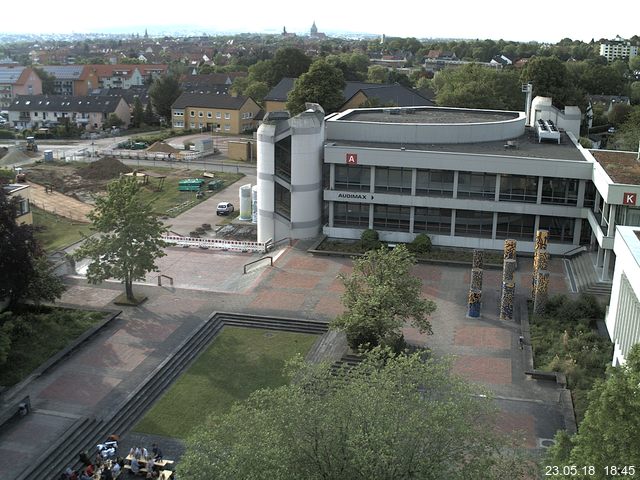 Foto der Webcam: Verwaltungsgebäude, Innenhof mit Audimax, Hörsaal-Gebäude 1