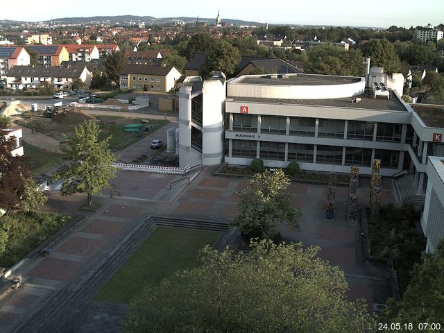 Foto der Webcam: Verwaltungsgebäude, Innenhof mit Audimax, Hörsaal-Gebäude 1