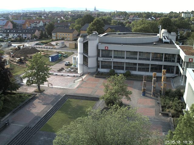 Foto der Webcam: Verwaltungsgebäude, Innenhof mit Audimax, Hörsaal-Gebäude 1