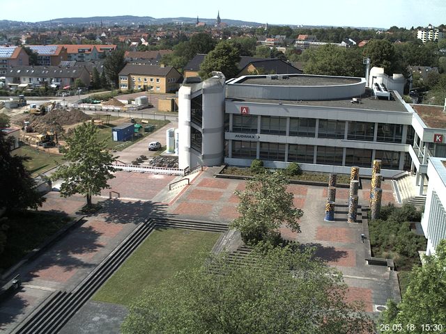 Foto der Webcam: Verwaltungsgebäude, Innenhof mit Audimax, Hörsaal-Gebäude 1