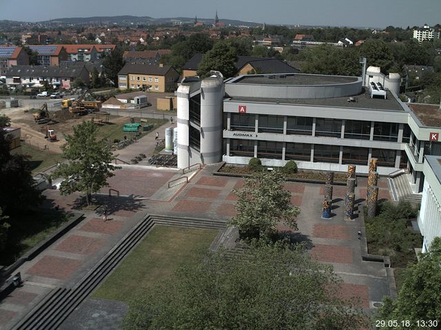 Foto der Webcam: Verwaltungsgebäude, Innenhof mit Audimax, Hörsaal-Gebäude 1